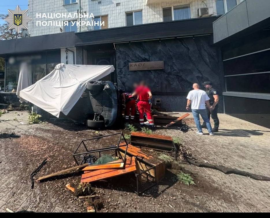 У Києві BMW після зіткнення в’їхав на літню терасу ресторану: є постраждалий