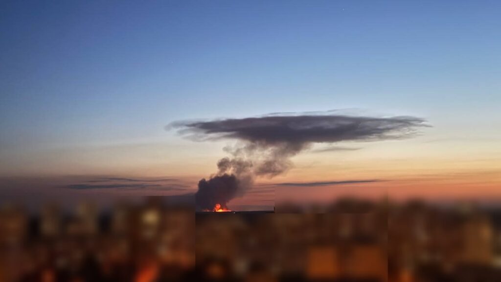Під Києвом стався потужний вибух: біля Житомирської траси спалахнула пожежа