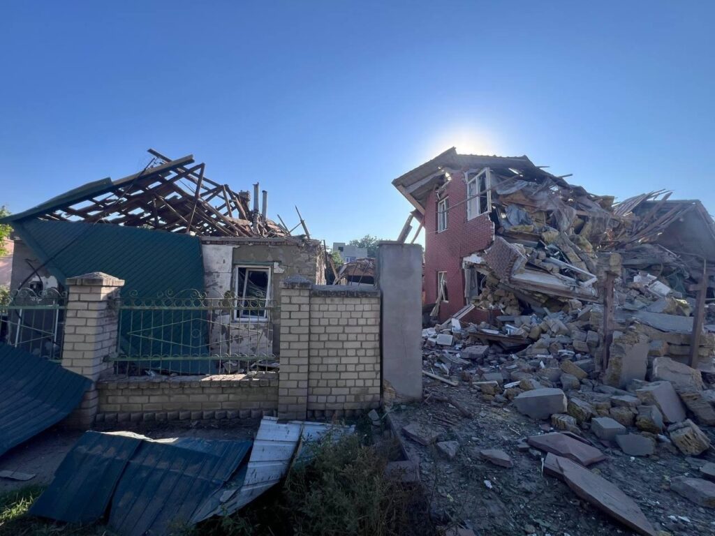 The Russian army dropped two air bombs on the center of Kherson: one person was killed and many were injured