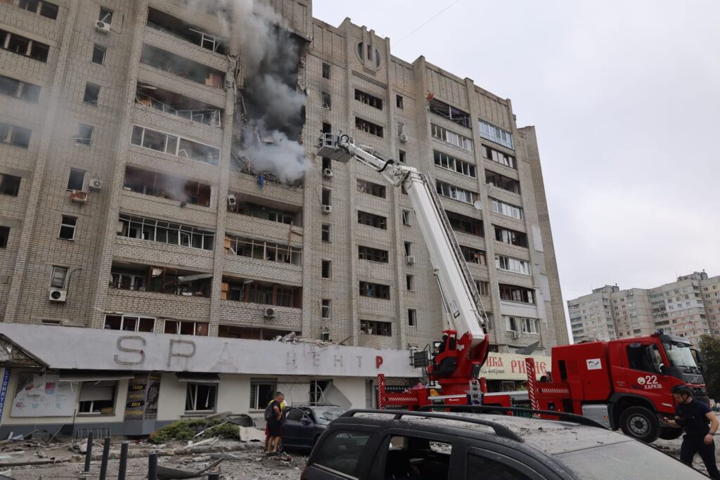 Росіяни вдарили по багатоповерхівці у Харкові: є загиблі та десятки постраждалих