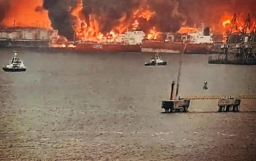 Дроны атаковали Усть-Лугу в Ленинградской области: в портовой зоне возник пожар