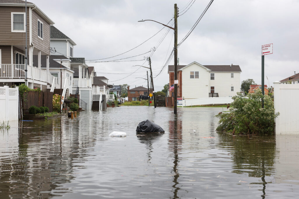 A powerful storm hit the US East Coast, one person died