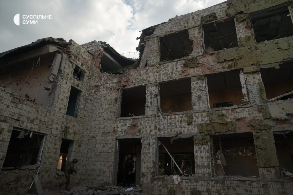 Армія РФ вдарила по школі в Сумах, в укритті перебували діти – ЗМІ
