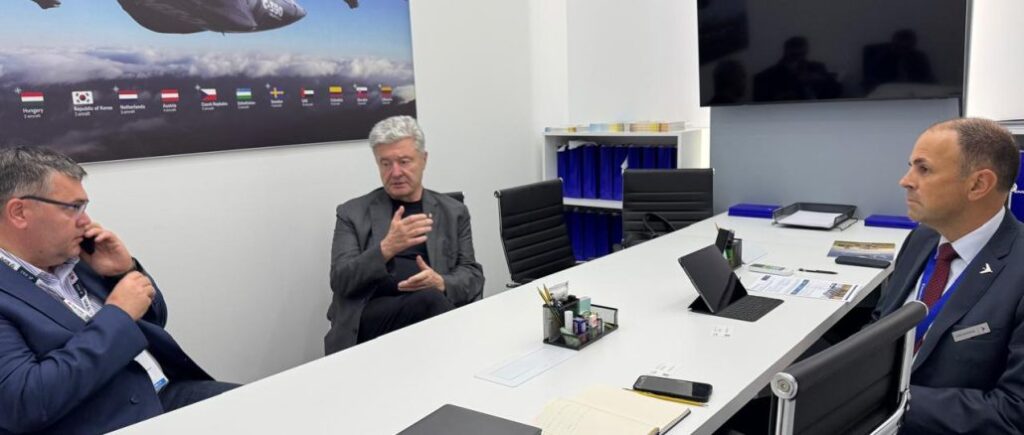Для боротьби з дронами: Порошенко працює над постачанням штурмовиків A-29 Super Tucano