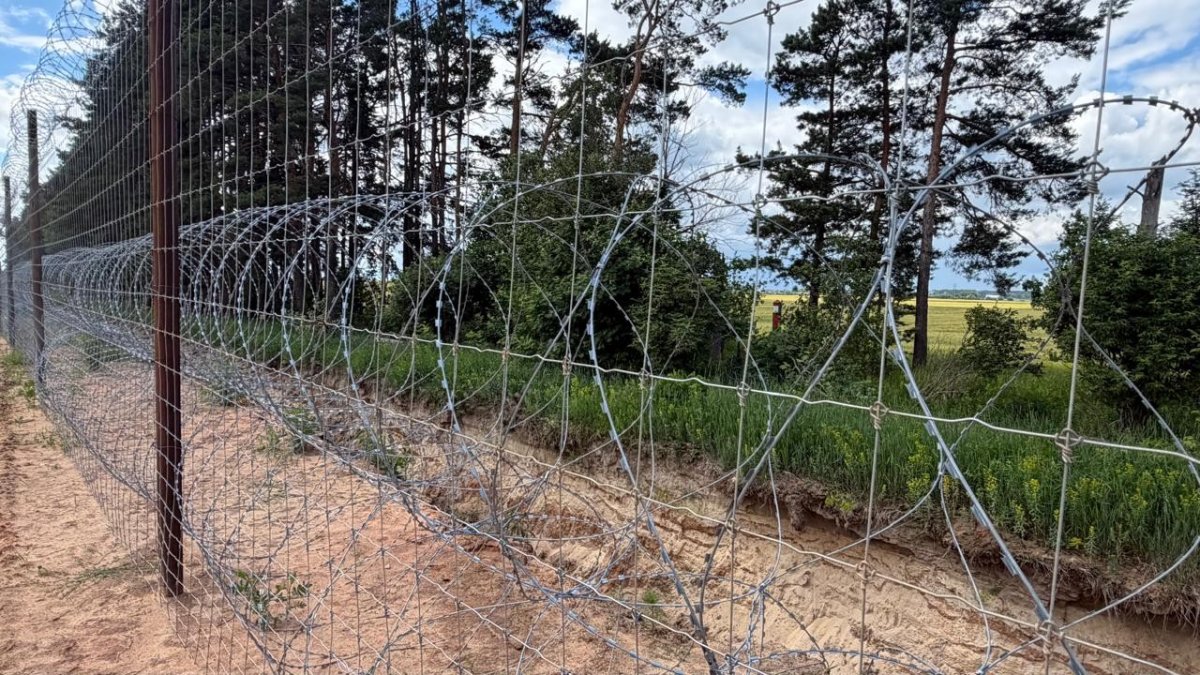 A kilometer-long strip along the border with Russia and Belarus