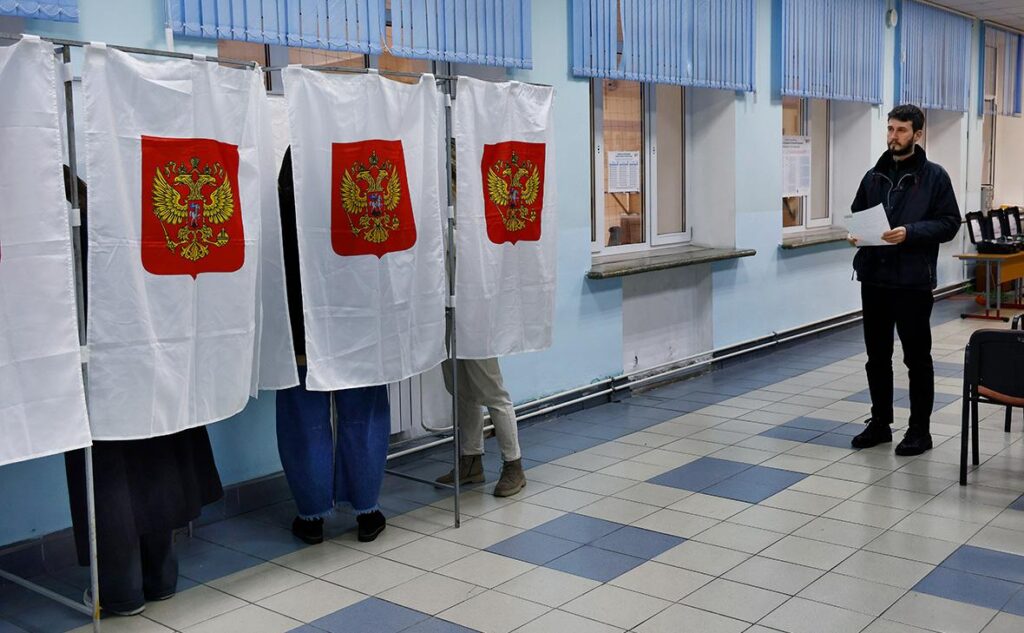 Росія почала дострокові “вибори” на окупованій Донеччині: до жителів їздять озброєні силовики