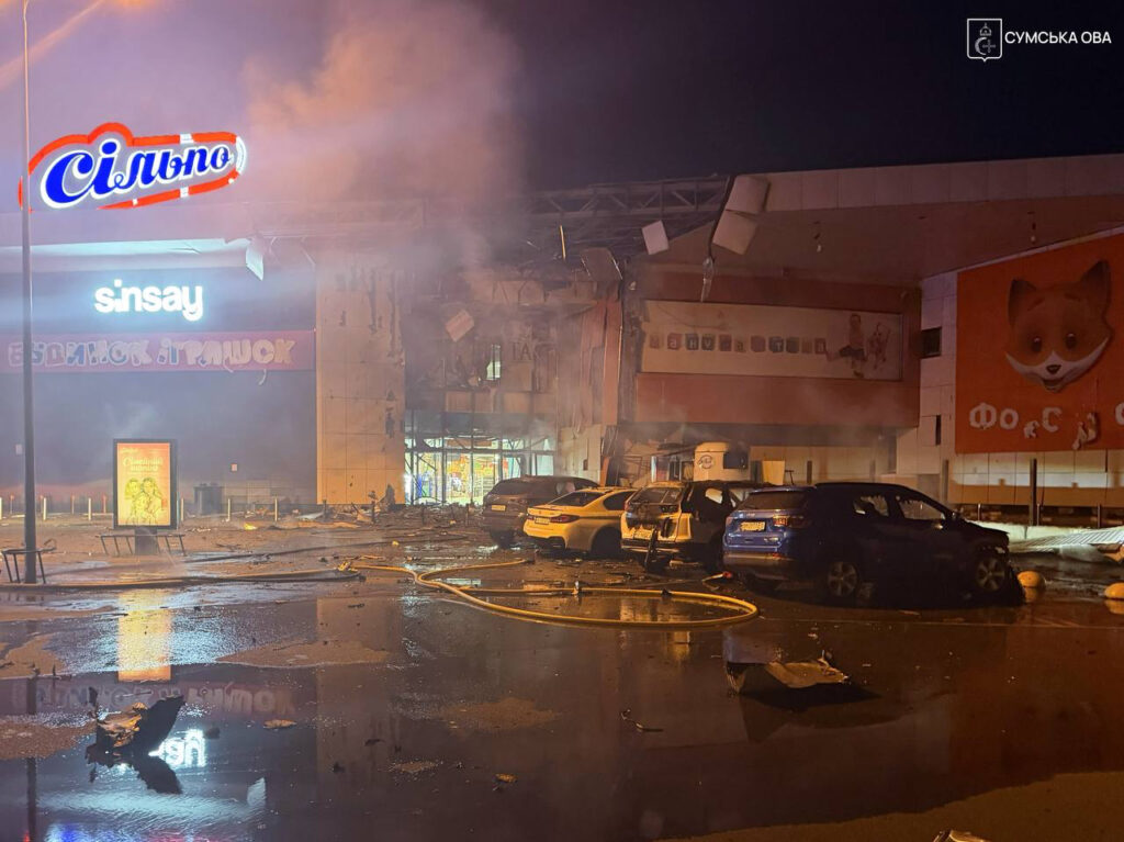 Россия ударила дроном по ТРЦ в Сумах: трое погибших, 14 раненых