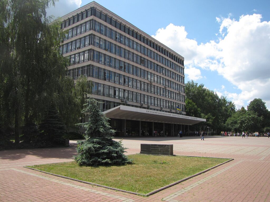 У Києві через атаку РФ пошкоджено КНУ будівництва та архітектури: які наслідки