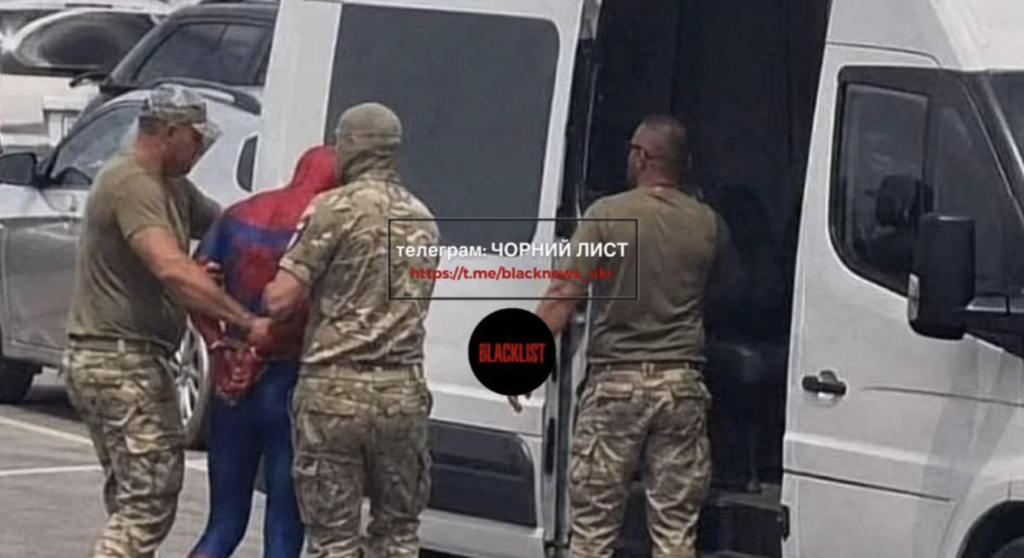 В Луцке ТЦК якобы задержал Человека-паука: стало известно, что на самом деле было на фото