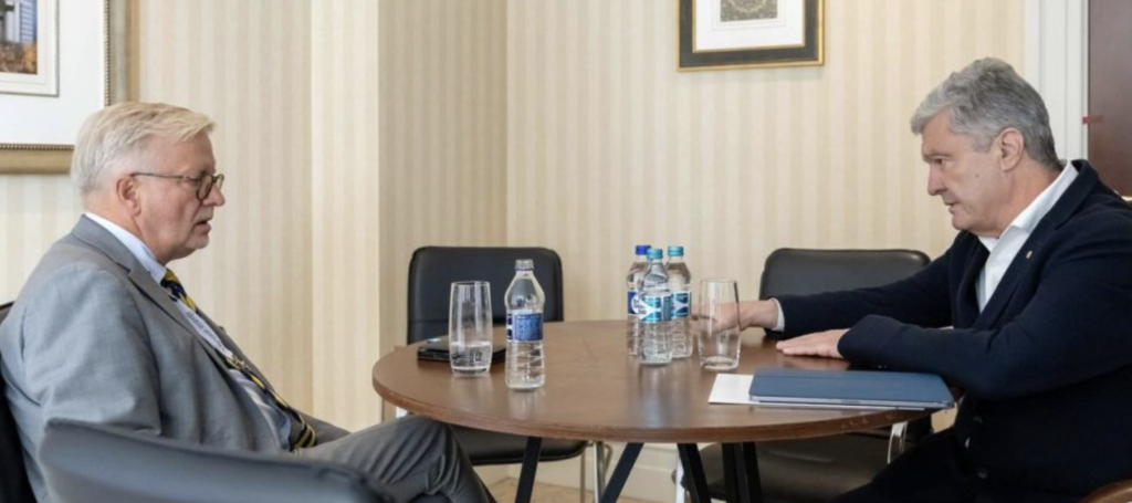Петро Порошенко на зустрічі з євродепутатом Міхаелем Ґалером закликав збільшити фінансову допомогу Україні від ЄС