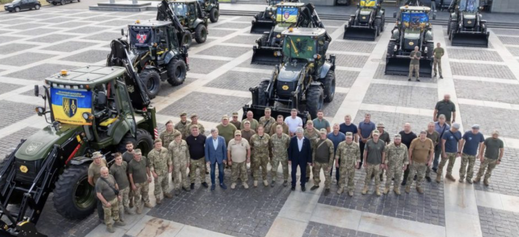 Poroshenko handed over 10 excavators to brigades for the construction of fortifications.