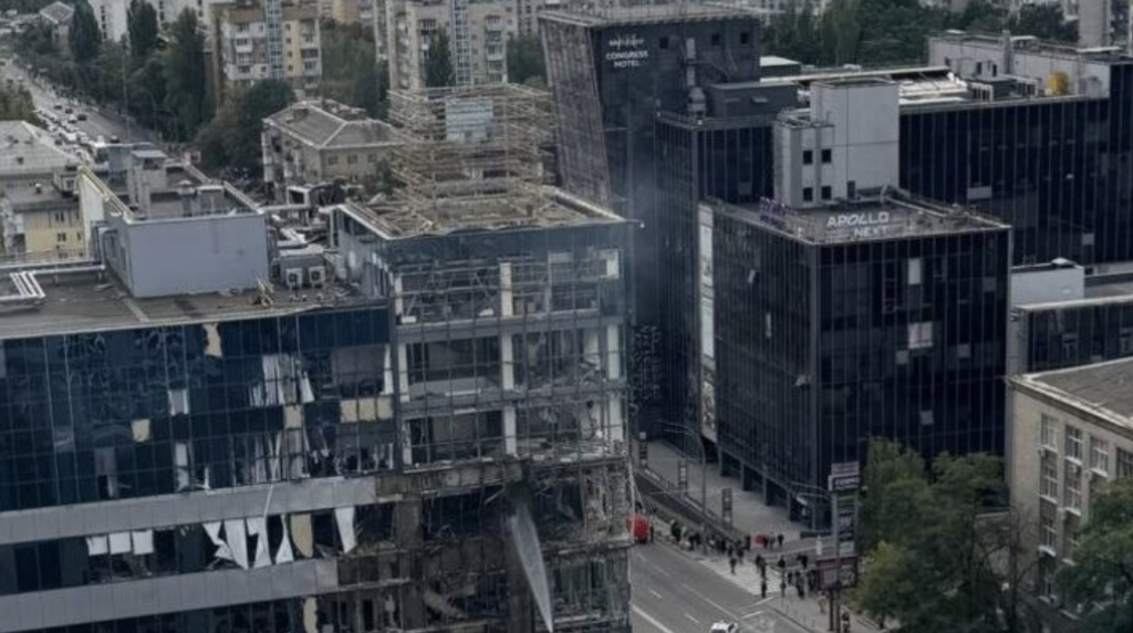Российский дрон попал в офисное здание в Киеве: трое погибших, семеро пострадавших