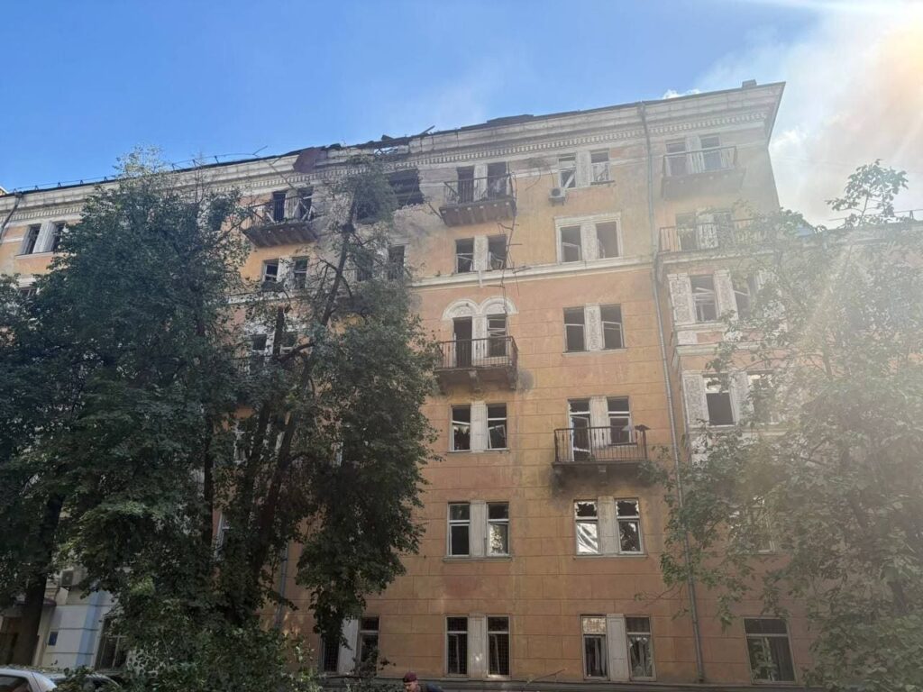 Росіяни вдарили по університету в Києві під час занять: у корпусах значні руйнування