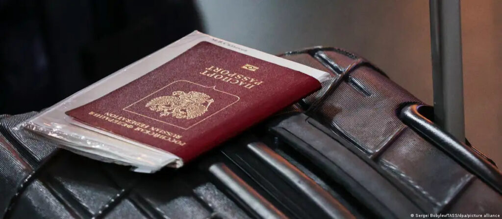 Закордонні паспорти в Росії почали блокувати через військкомати – у чому причина