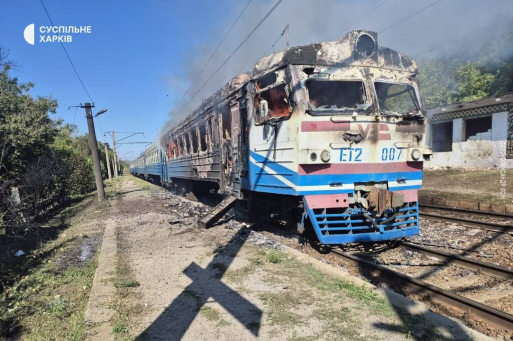 Росіяни атакували електричку на Харківщині: загинув чоловік, восьмеро постраждали