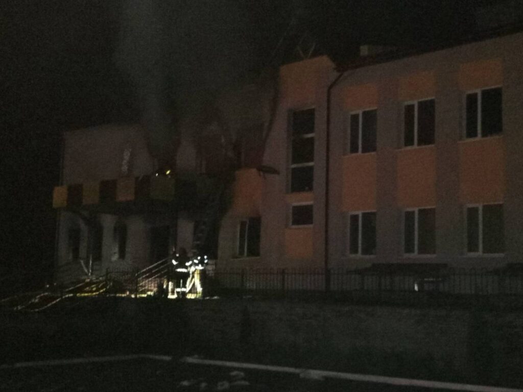 Russians hit a lyceum in the Kyiv region with a drone: the building caught fire