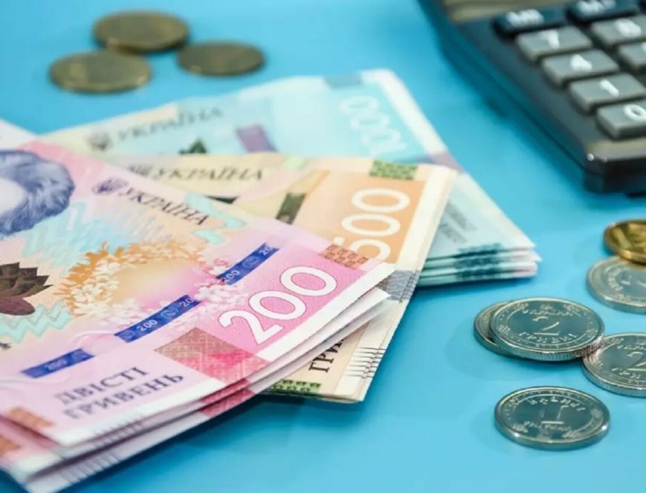 Мінфін попередив про можливі затримки соцвиплат і девальвацію гривні