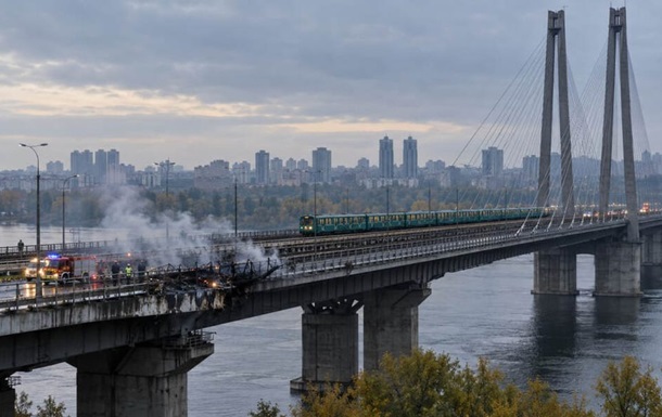 Черговий удар по Південному мосту та пошкоджена багатоповерхівка: наслідки атаки на Київ