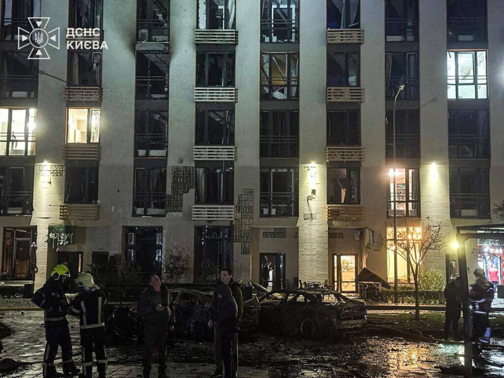 Російський дрон влучив у багатоповерхівку в Києві: є загибла та 11 постраждалих