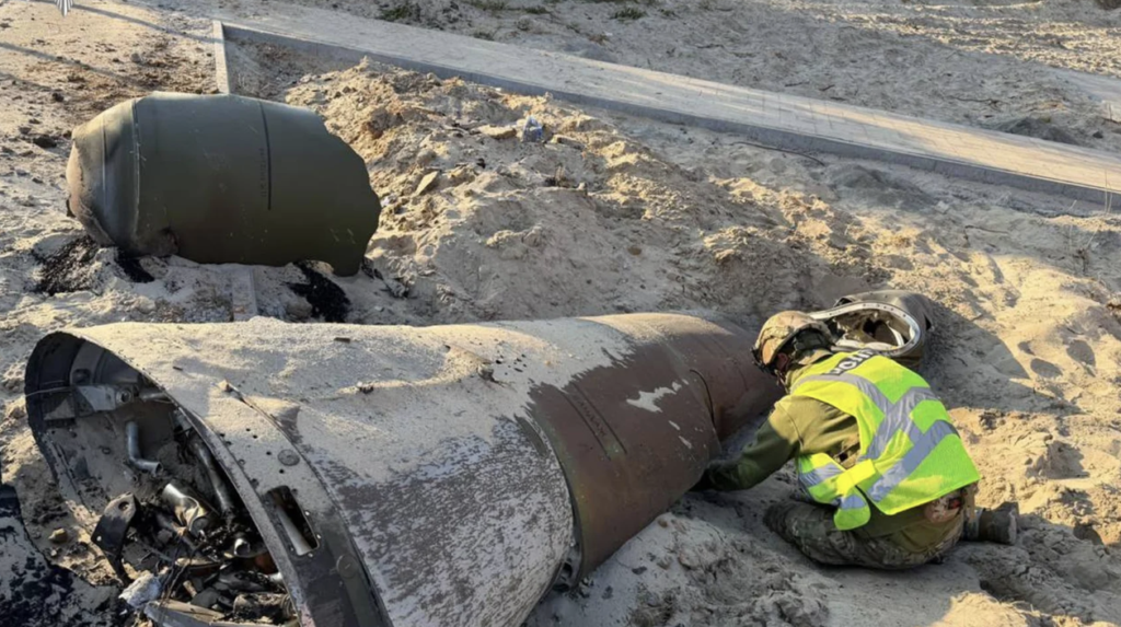 У Києві серед житлових будинків знайшли нерозірвану балістичну ракету