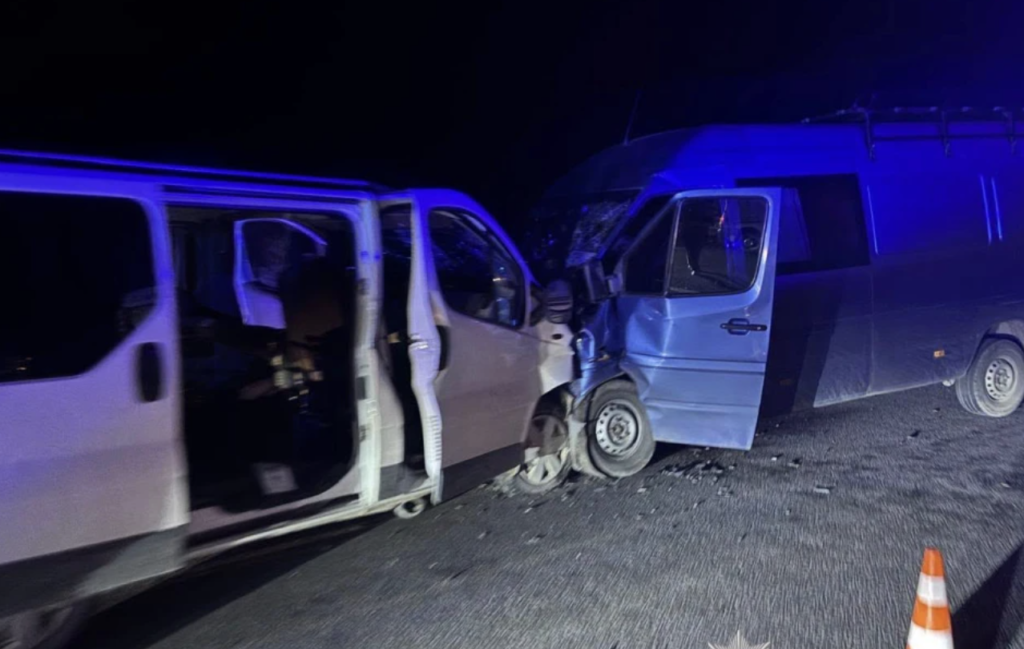 На Львівщині зіткнулися два мікроавтобуси: є загиблий та багато травмованих