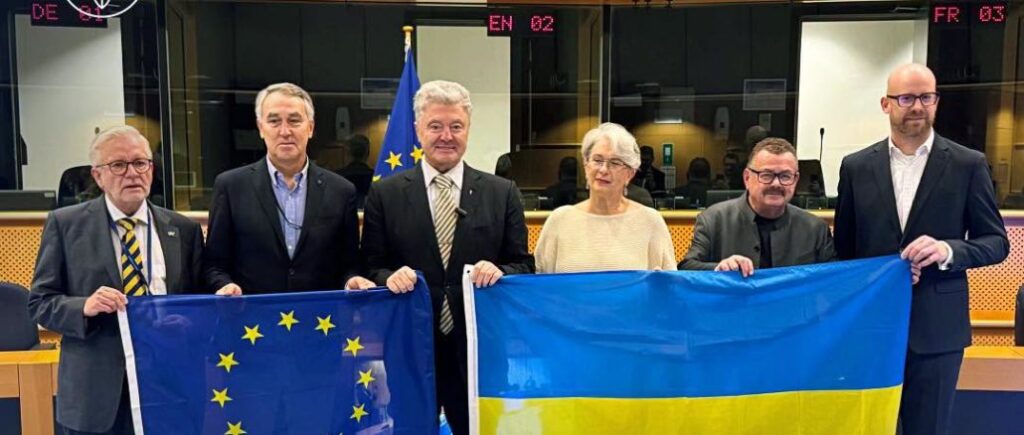 Порошенко закликав Європарламент провести термінове засідання через російські атаки