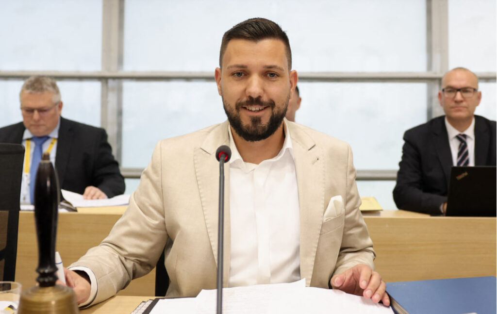 Впервые в истории Германии: представитель AfD возглавил земельный парламент