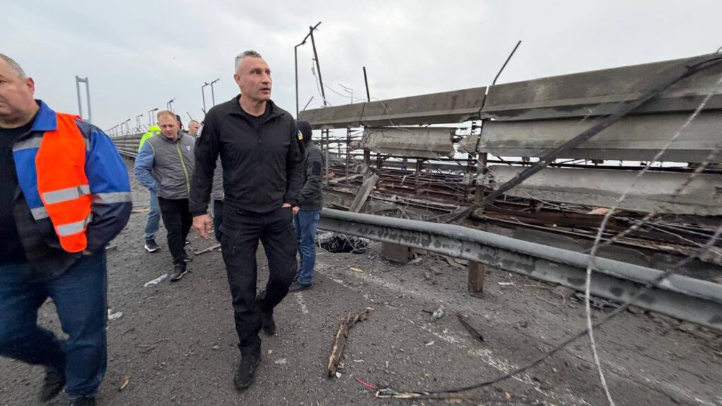 Росія вперше вдарила ракетою по Південному мосту в Києві: фото наслідків